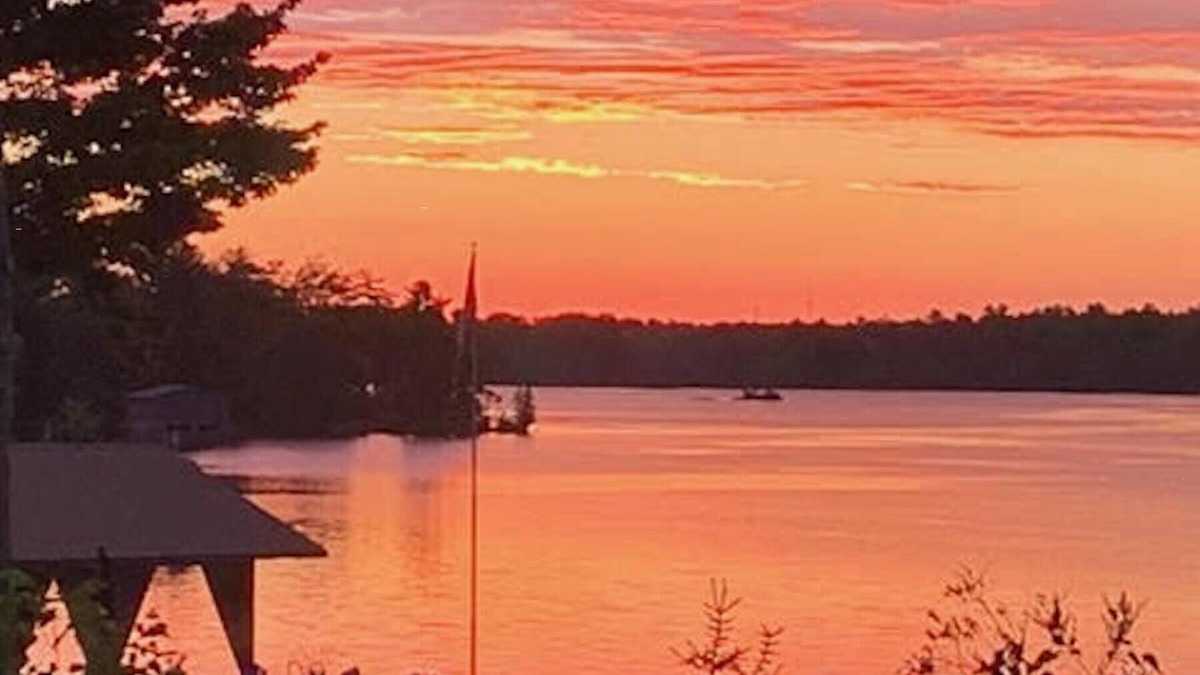 Georgian Bay Cabin | 5 minutes from Hwy 400. 155 feet of waterfront, sandy shoreline with docking.