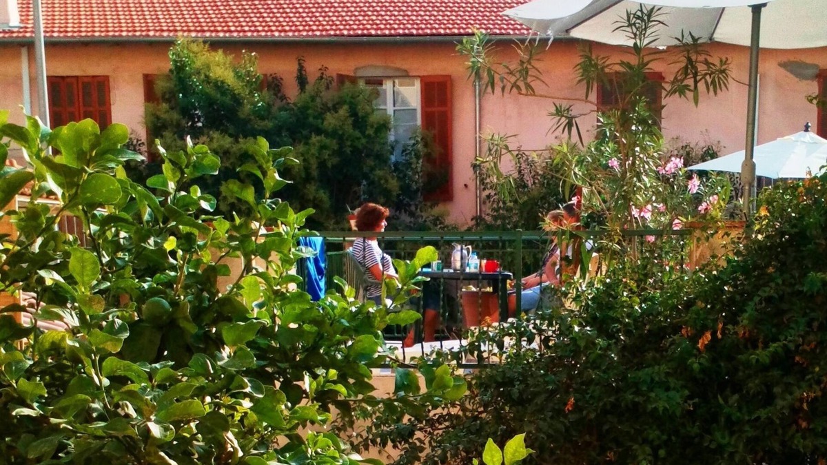Antibes Old Town House | 5 minutes from Port Vauban. Glamorgan Crew House in the Heart of Antibes