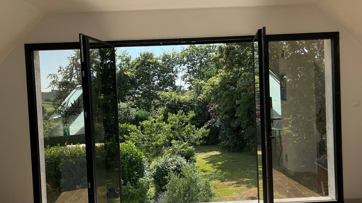Breles Apartment | 5 minutes from the sea, apartment in the heart of a large garden. Pets allowed