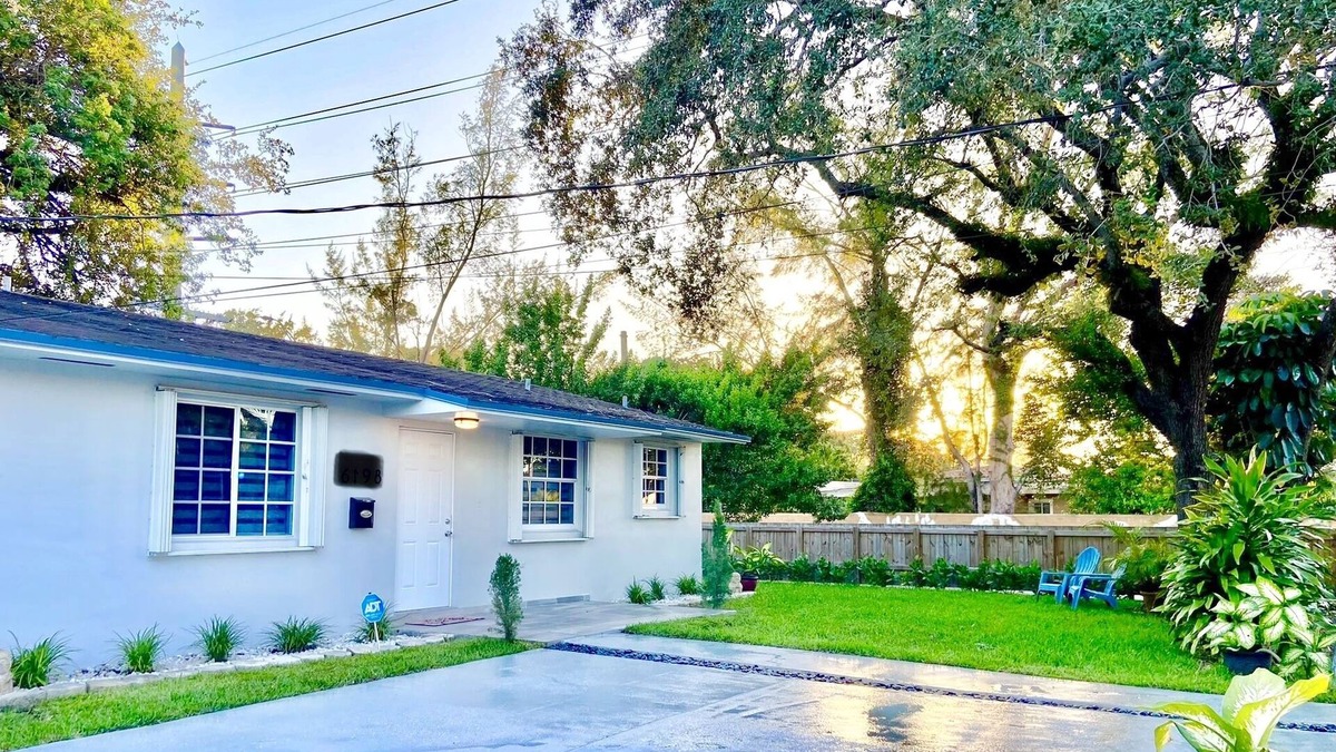 South Miami House | 5 Minutes from Univ Miami renovated home family friendly Free Parking