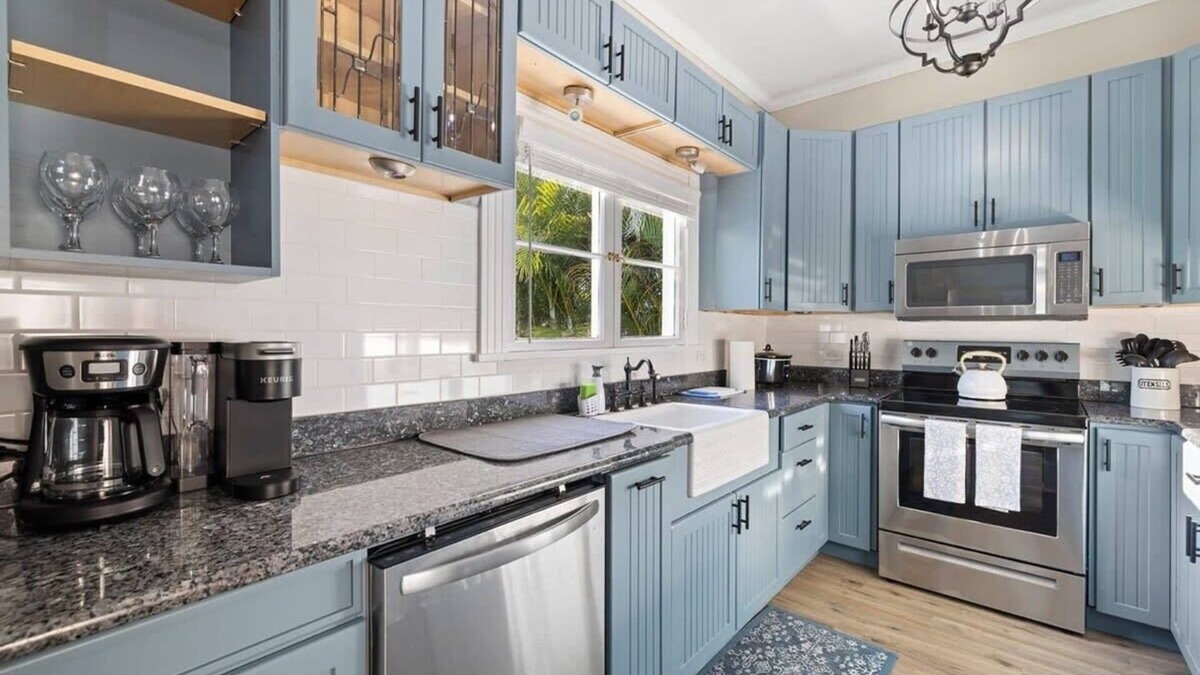 Palm Harbor House | 5 Minutes to Beach ~ Putting Green ~ Pool ~Hot Tub