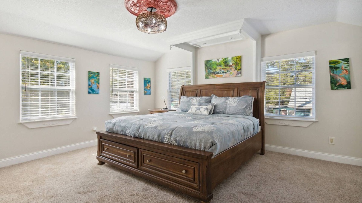 Urban Core House | 5 minutes to EverBank Stadium, Historic Home, Koi Pond, Amazing Garden, BBQ, Firepit, Games