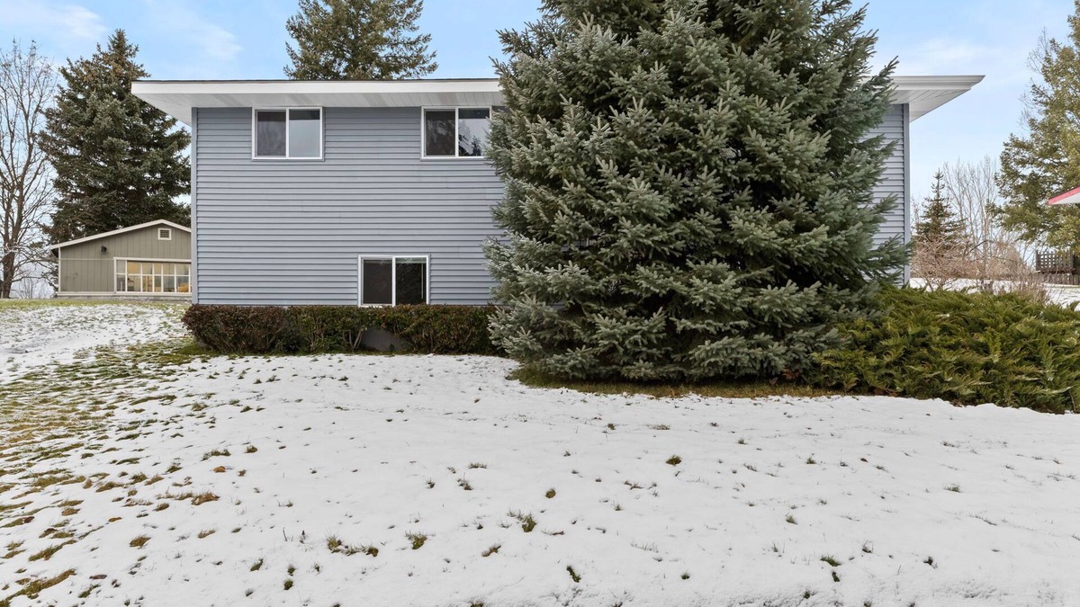 Cheney House | 5 minutes to EWU! Large home backing to scenic wheat fields!
