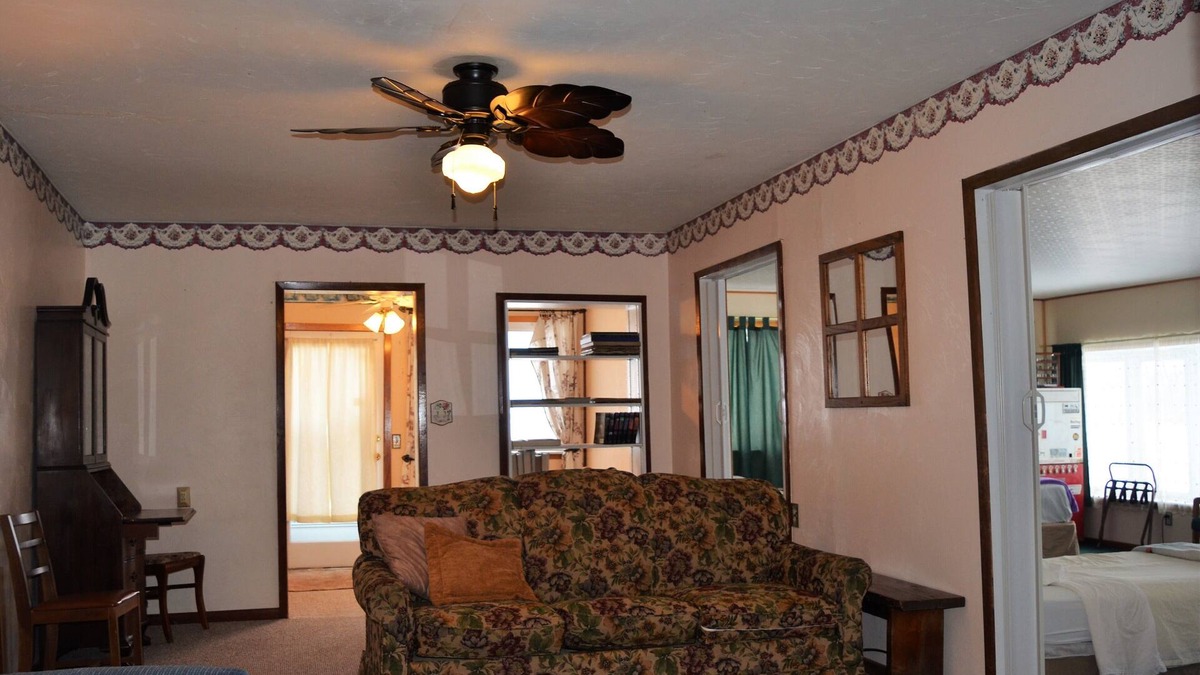 Leon House | 5 minutes to Little River Lake! Three-Bedroom Cottage -Accommodates 7 guests