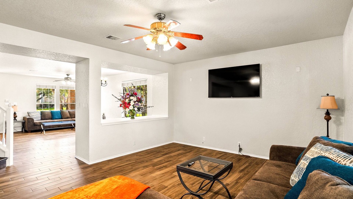 Far North Central House | 5 minutes to SixFlags and UTSA! 3BR
