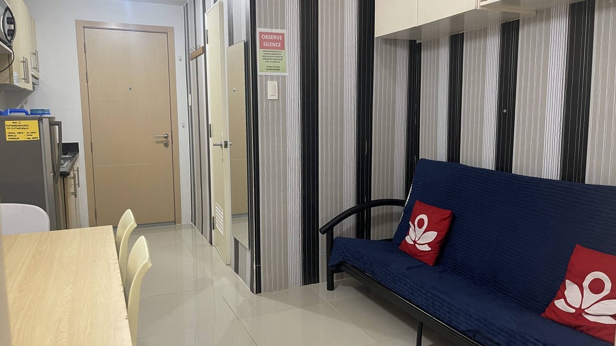Bagong Pag-asa House | 5 minutes to SM North EDSA via exclusive bridgeway from the property