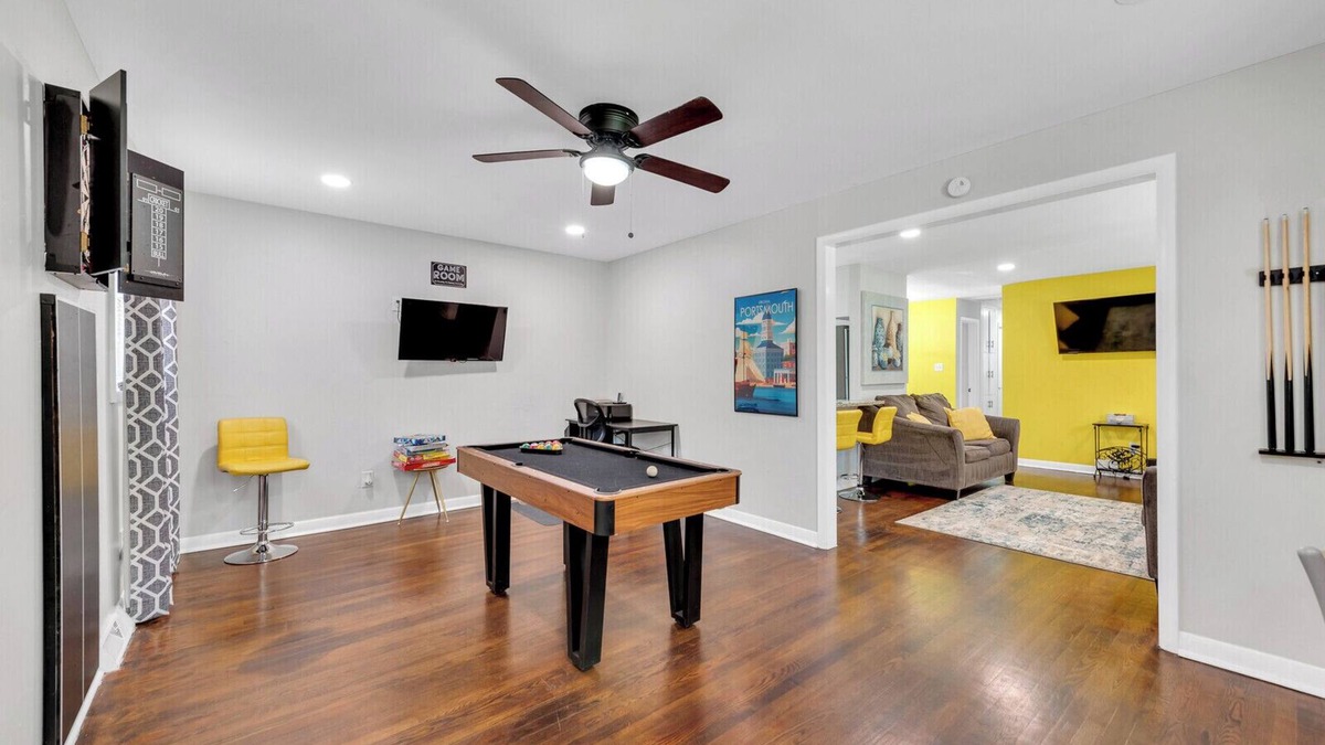 Portsmouth House | 5 Minutes to the Casino!Family sized home 3 bedroom with patio and a game room