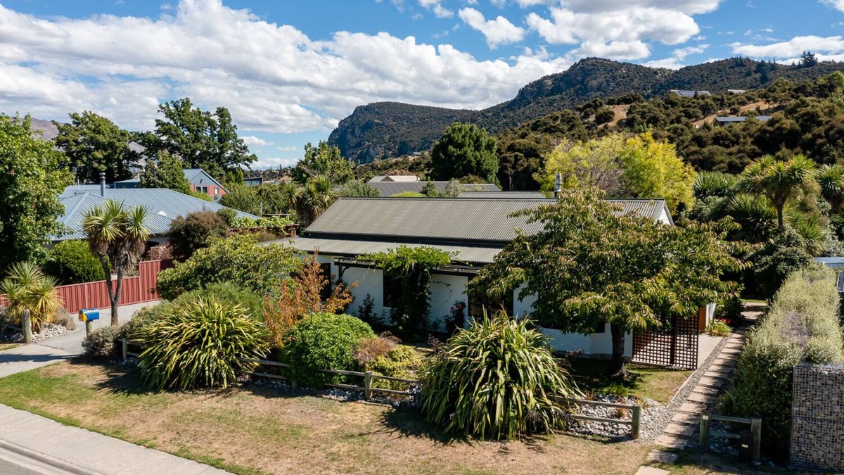 Albert Town House | 5 minutes to the Clutha river walking and biking tracks! Large 4 bedroom house