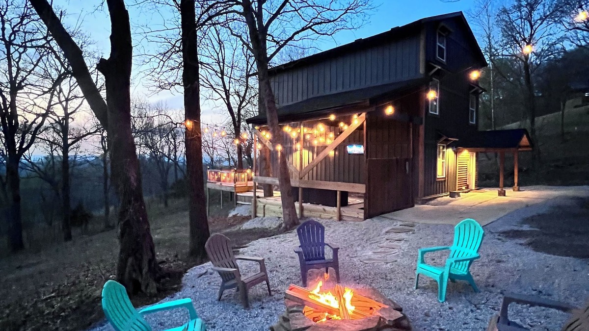 Cookson House | 5 minutes to the Lake! Family sized home with large outdoor deck with lake view.