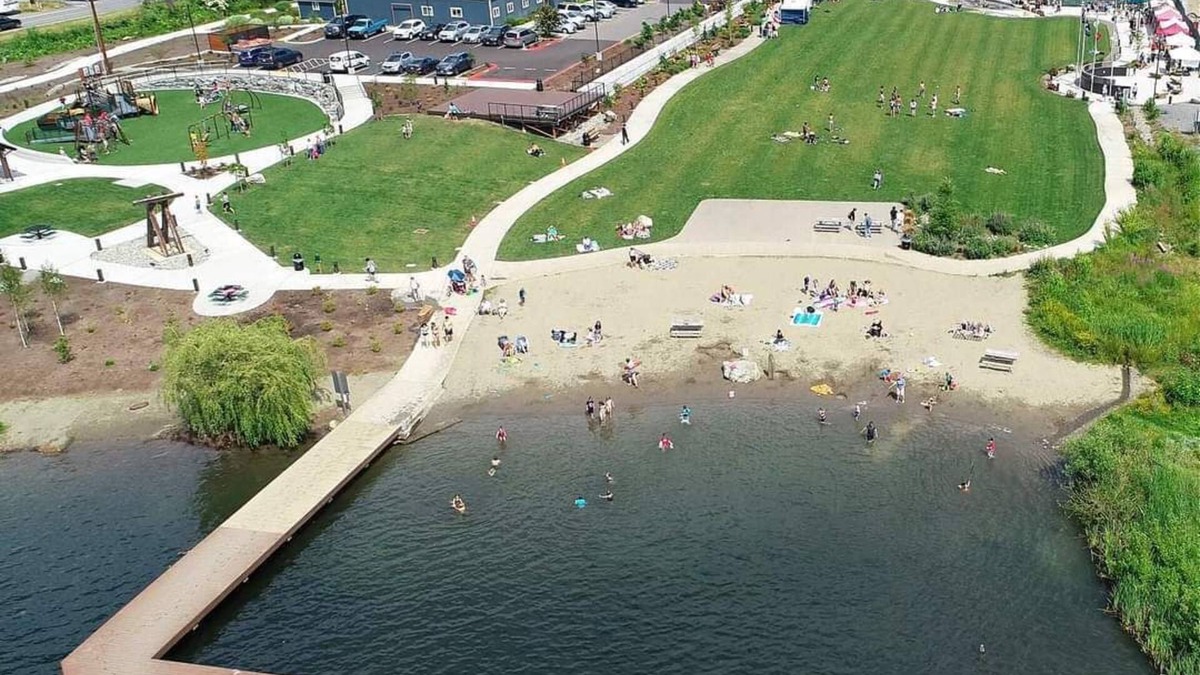 Lake Stevens Condo | 5 minutes to the restaurants , shopping center and Lake!