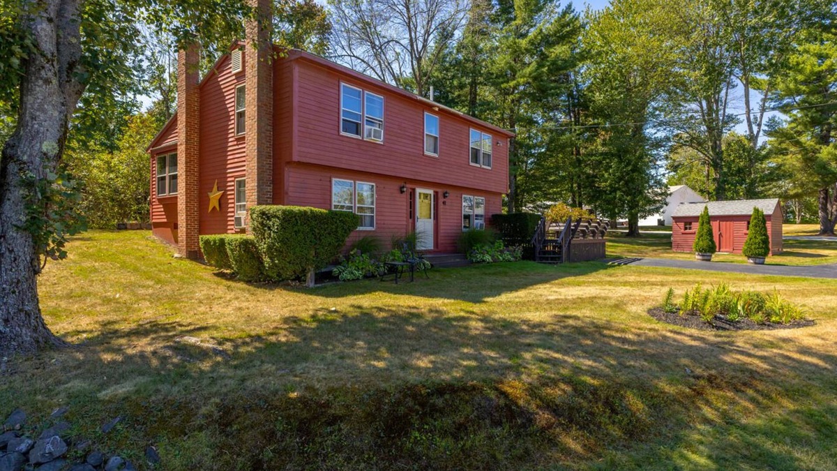 Old Orchard Beach House | 5 Minutes to OOB! Fire Pit & Deck, Dogs Welcome, Family Friendly, Sleeps 10