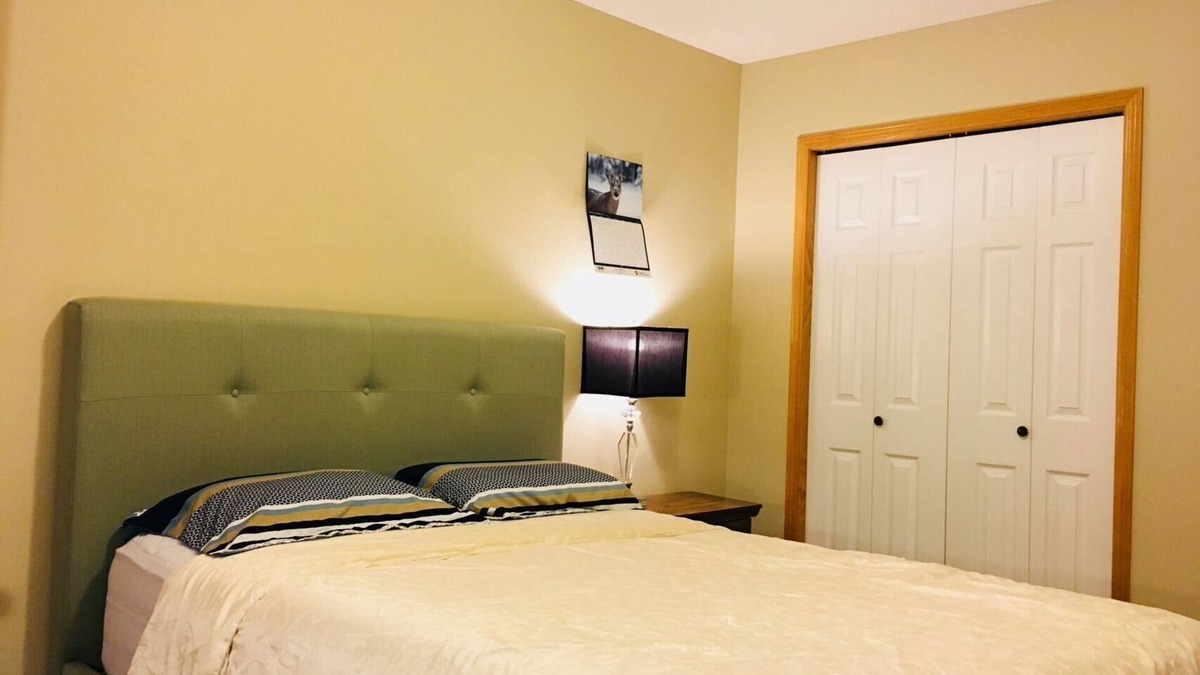 Fort Gary Bed & Breakfast | 5 minutes to Walmart, Costco, IKEA, Outlet, MITT, queen bed with working station