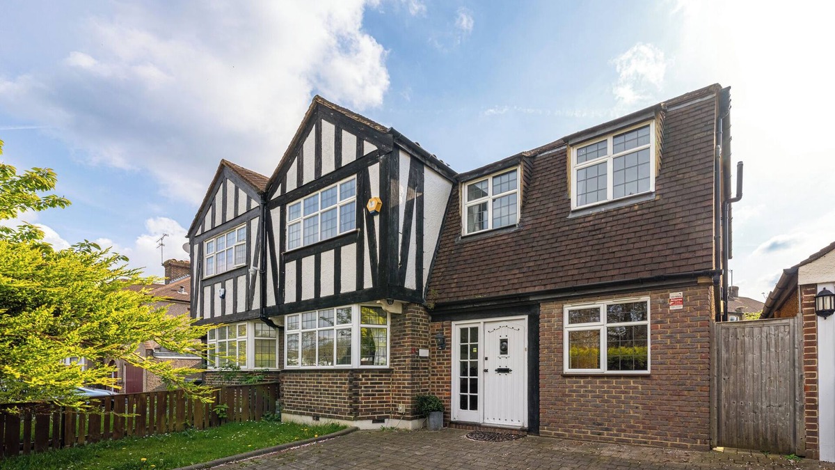 Oakleigh House | 5 Minutes walk from Barnet Underground , Lovely 5 bedroom House with Office !