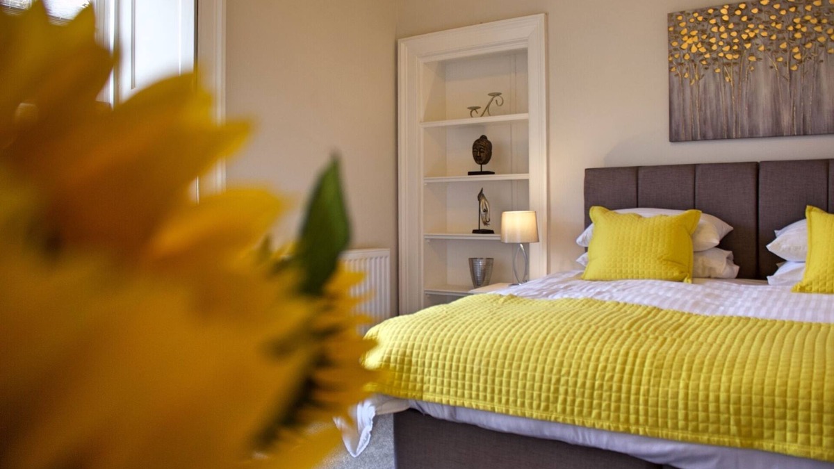 Stirling Apartment | 5 minutes walk from the station and local amenities.