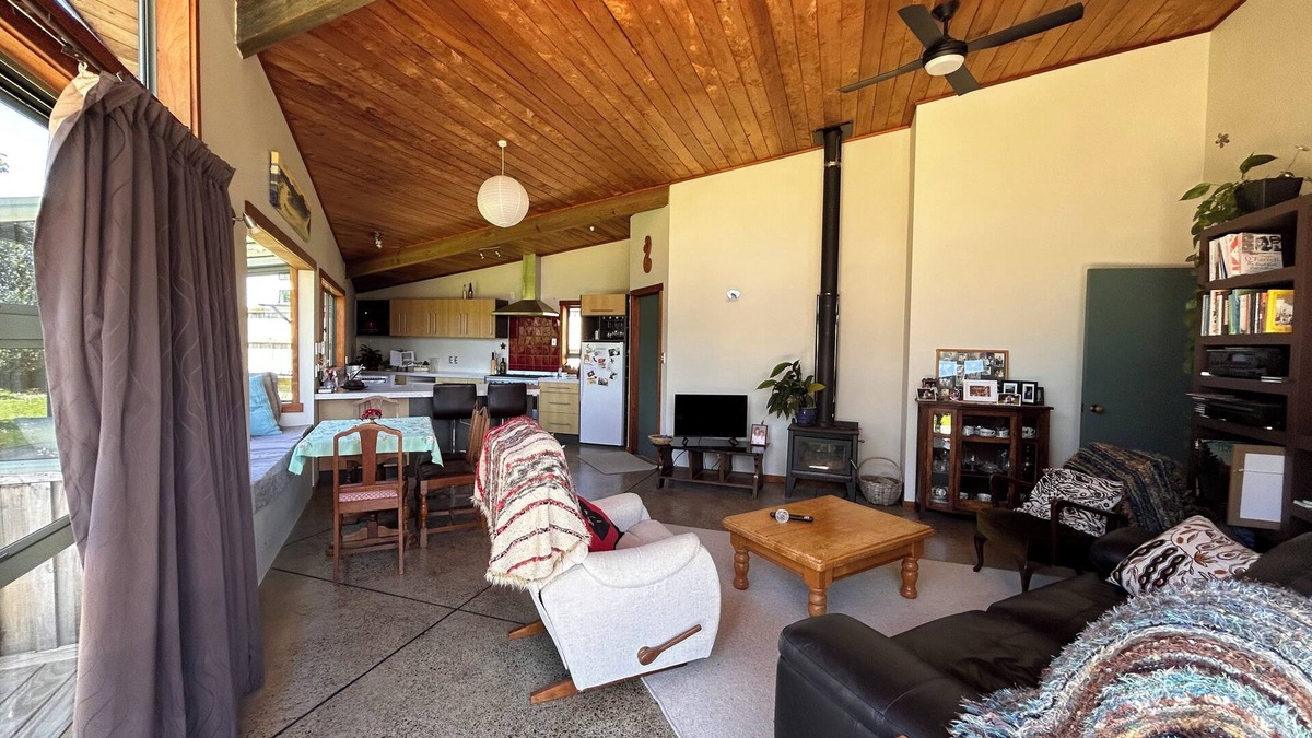 Whitianga House | 5 minutes walk to the beach and Lost Spring. Nicely located to all amenities.