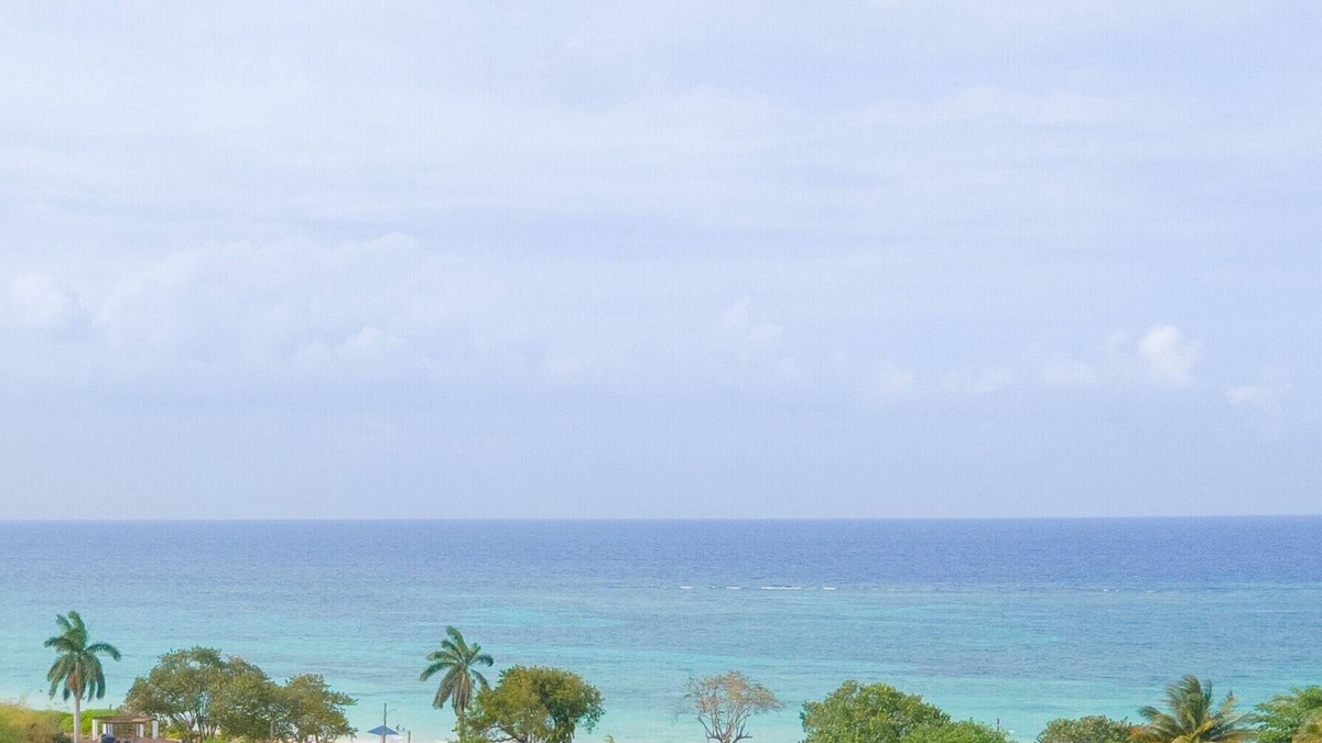 Silver Sands House | 5 minutes walk to the beach! Family-friendly villa with private pool in Trelawny