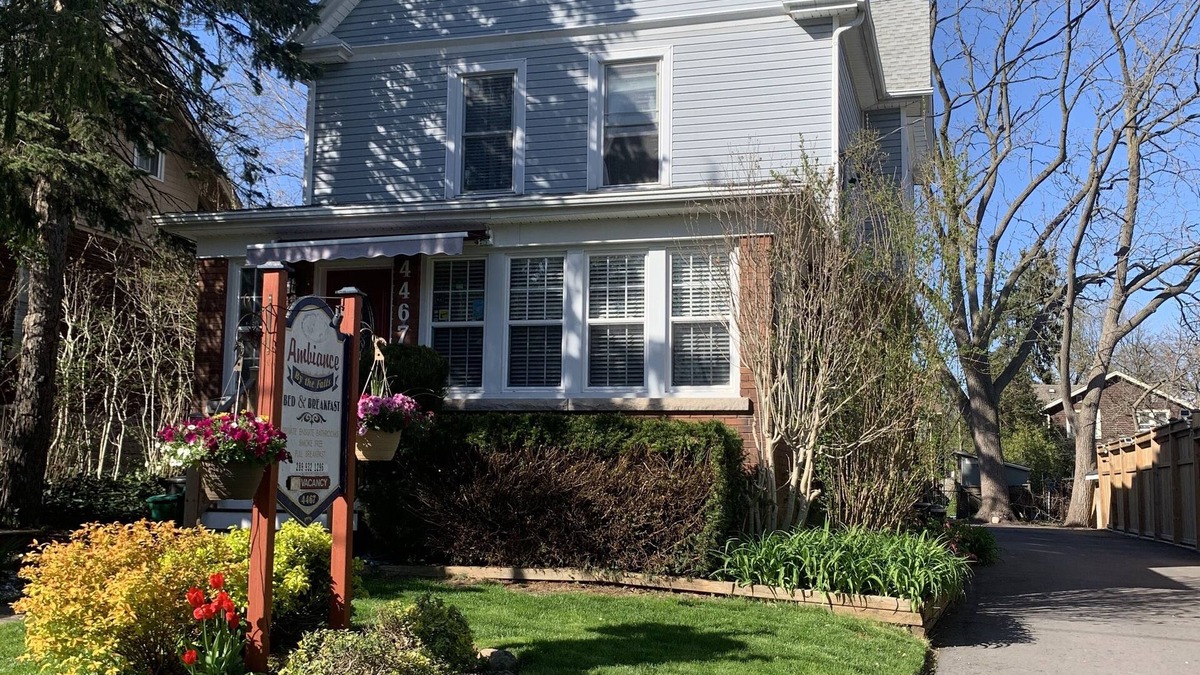 Niagara Falls Apartment | 5 minutes walking to the Niagara Falls! Family-size suite with private entrance.