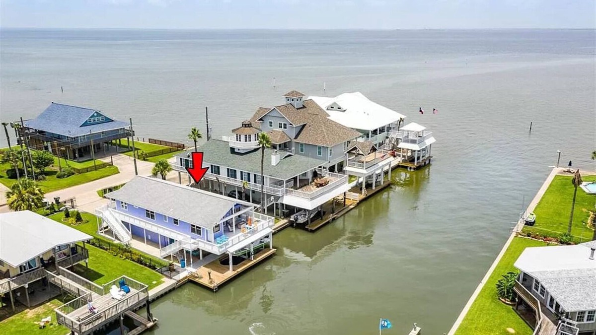 Isla Del Sol House | 5 O'clock Somewhere - 4 bed 3 bath - Sea Isle West End Galveston Bay