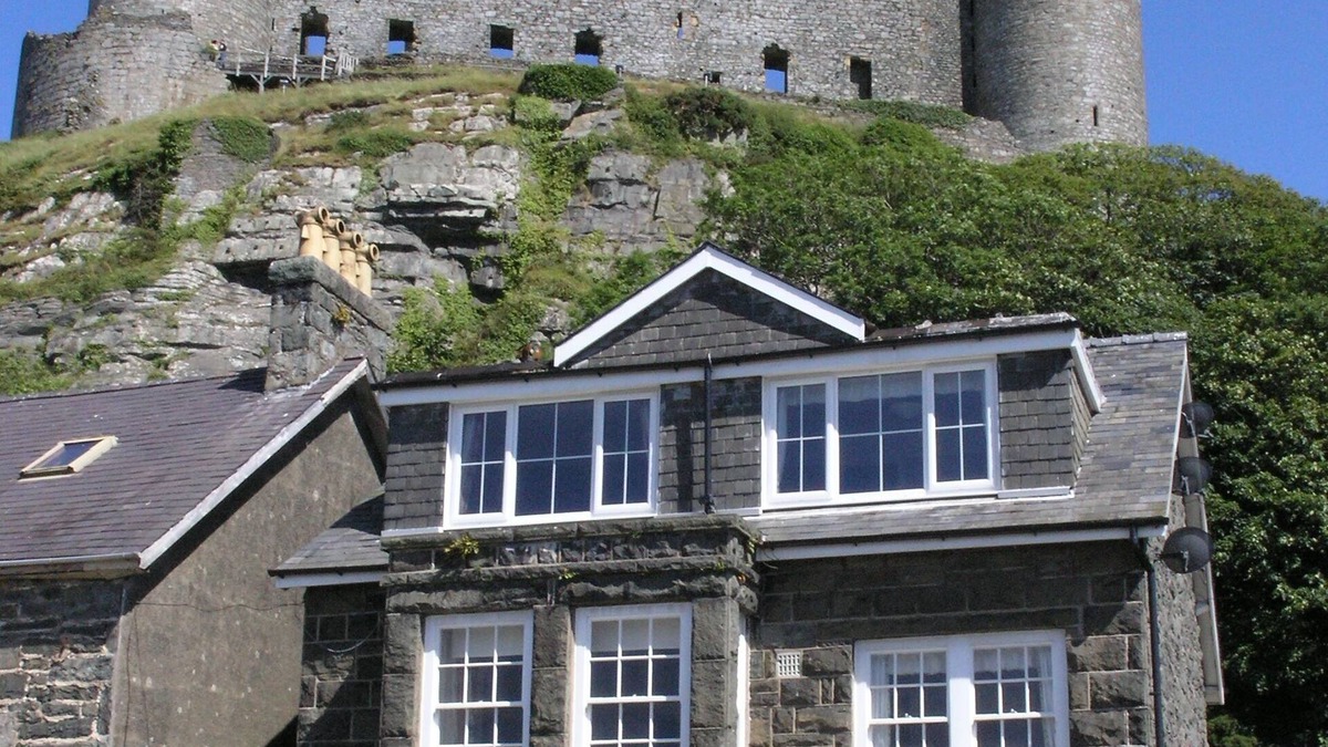 Harlech House | 5*property At Harlech Is Situated At The Foot Of The Castle Sleeps 12