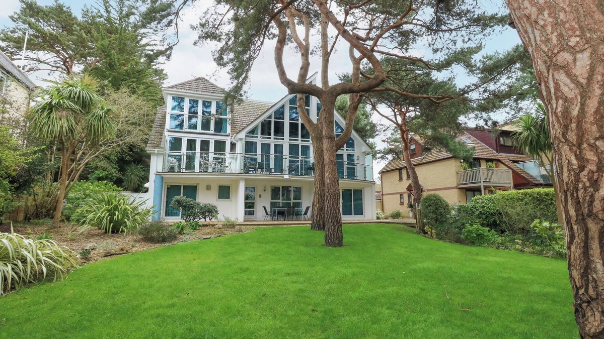 Sandbanks Cottage | 5 Red Sails