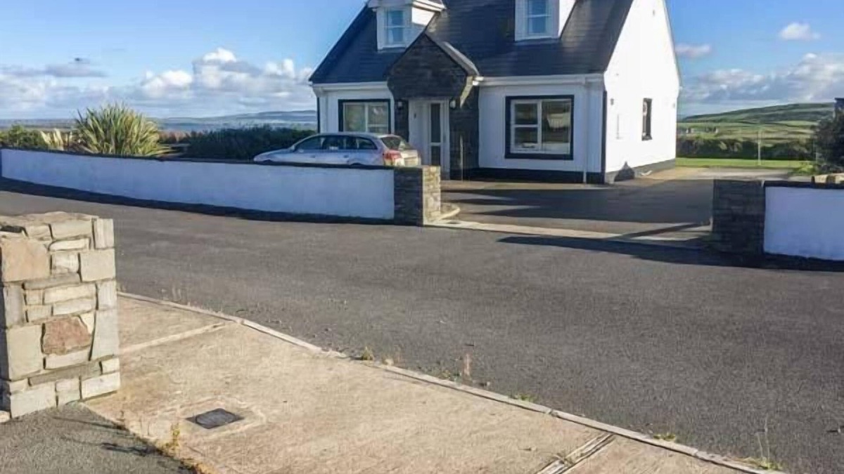 Carrigaholt Cottage | 5 RINEVILLA VIEW, pet friendly, with open fire in Cross, County Clare
