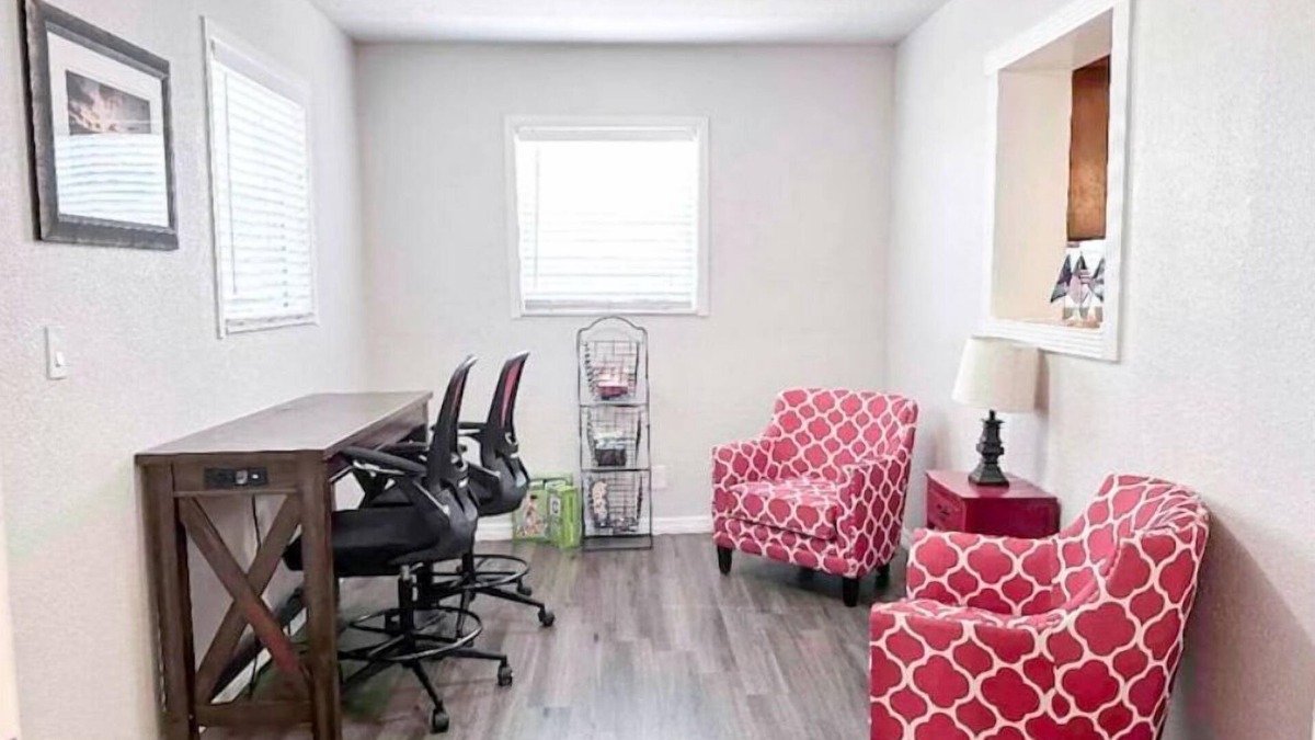 Bearss Plaza House | 5 Rooms Great Location Red Haven Retreat