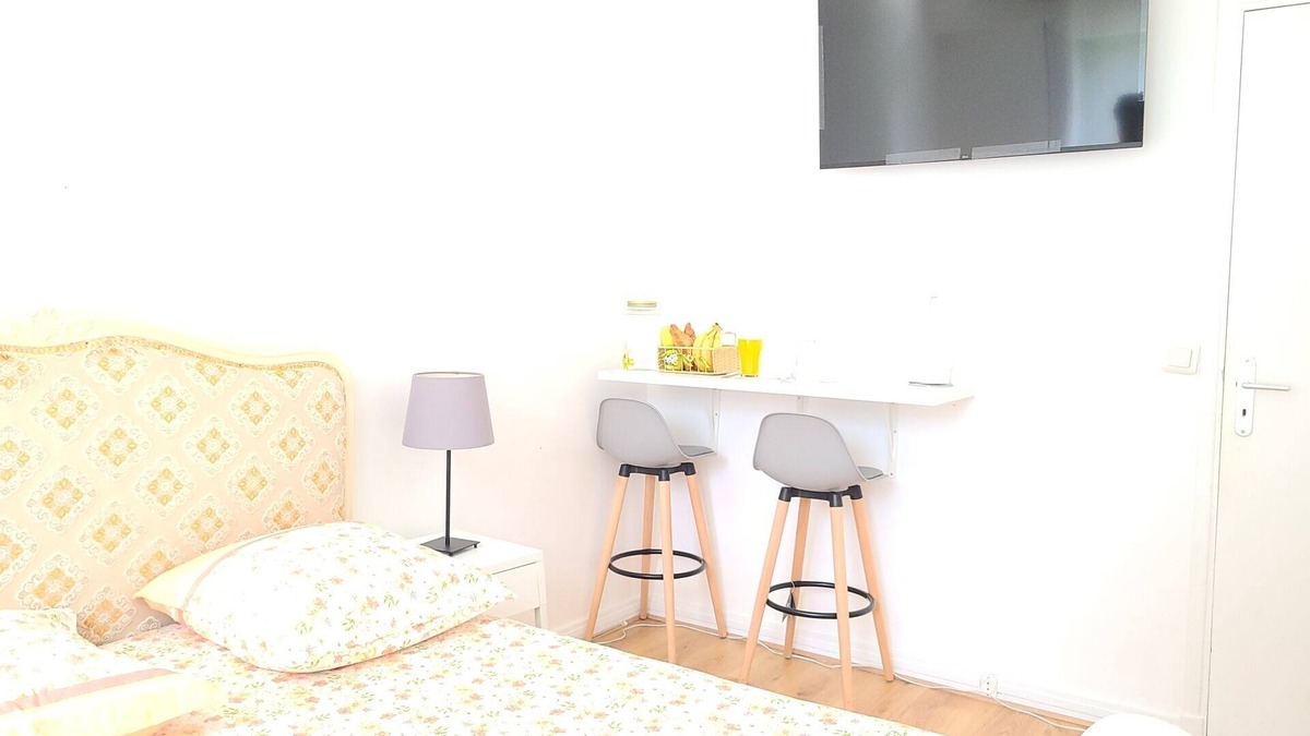Parc aux lievres Apartment | 5 star 🌟 1-bedroom apartment with AC, WiFi, balcony,