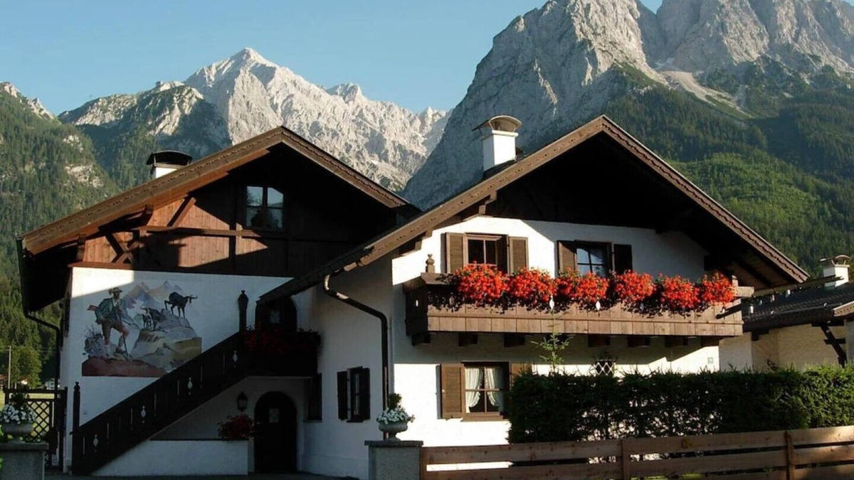 Obergrainau Apartment | 5-star apartment "Wank" in Grainau & garden/lawn.
