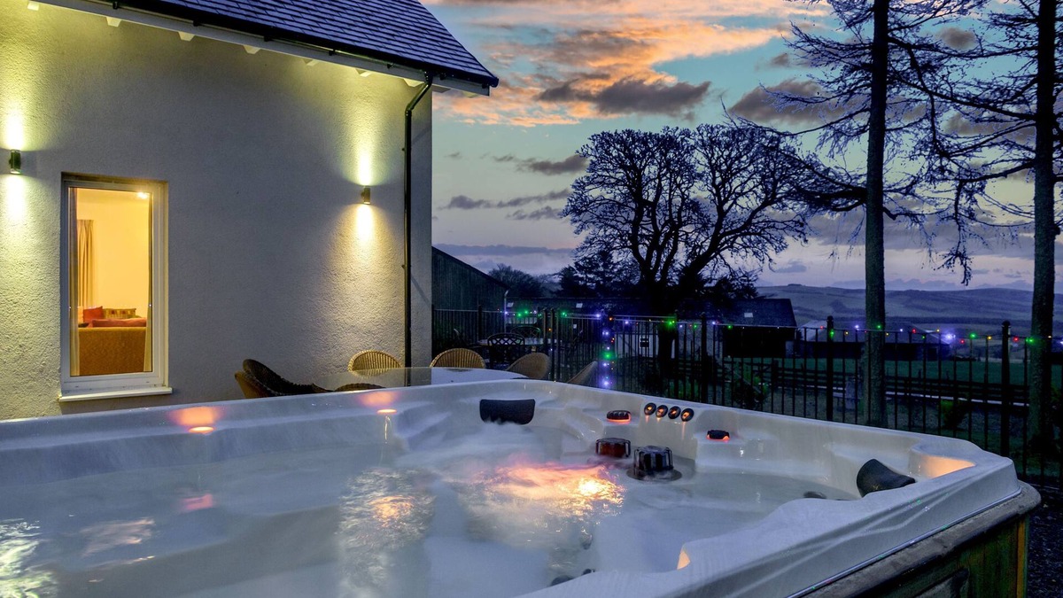 Lauder House | 5 Star Award Winning House - The Capercaillie - sleeps 10 with Hot Tub