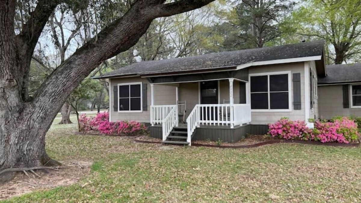 Monroe House | 5 Star Cottage Sleeps 6 2br 2ba Family & Pet friendly by ULM. 1acre near bayou.