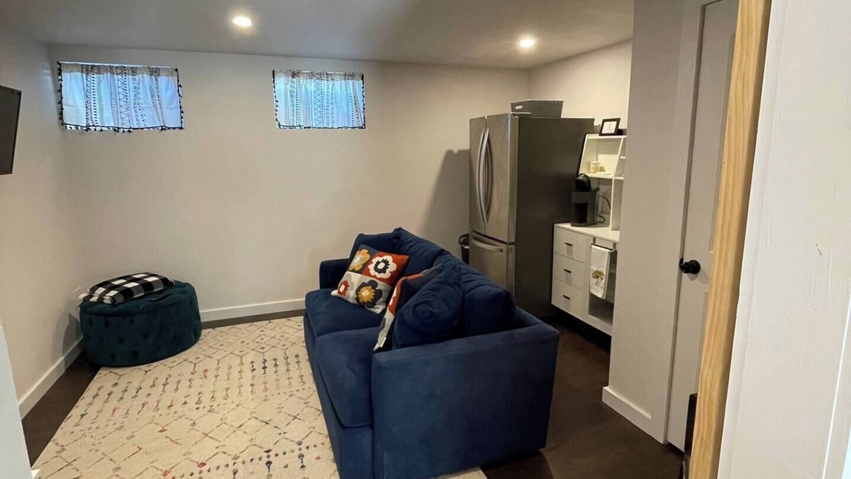 Castle Rock House | 5 Star Cozy, Clean and Bright Private Walkout
