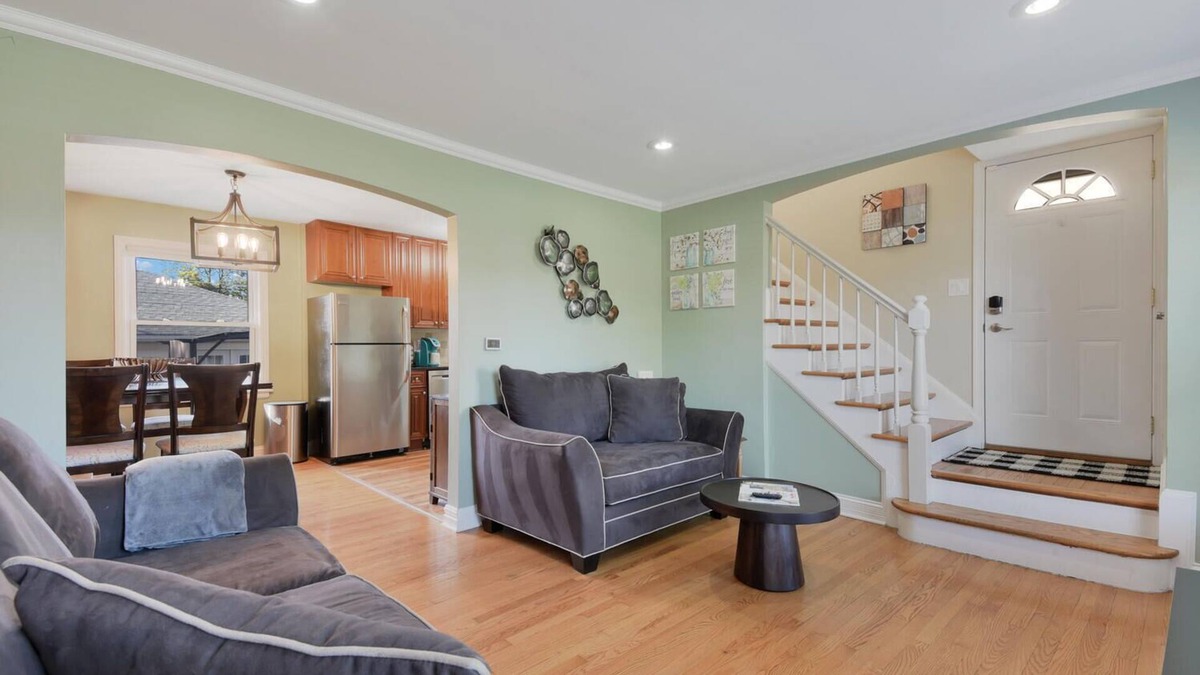 Melrose Park House | 5 Star Cozy Entire Furnished Monthly Home with 2 car garage