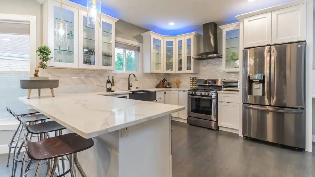 Chicago House | 5 Star Epicurean Experience with Hip, Modern, Gazebo with BBQ Grill & Sleeps 14.