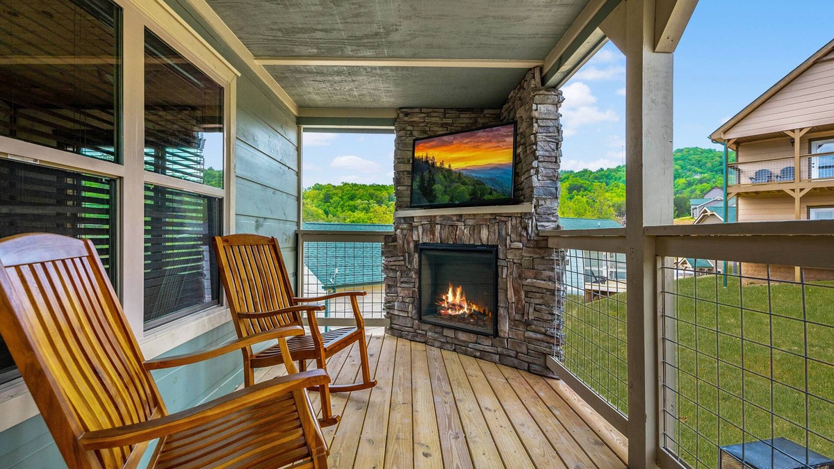 Pigeon Forge Cabin | 5 Star Family Favorite/New+Modern/HotTub/Games/1 mile to Pkwy/Live TV/Pets Ok
