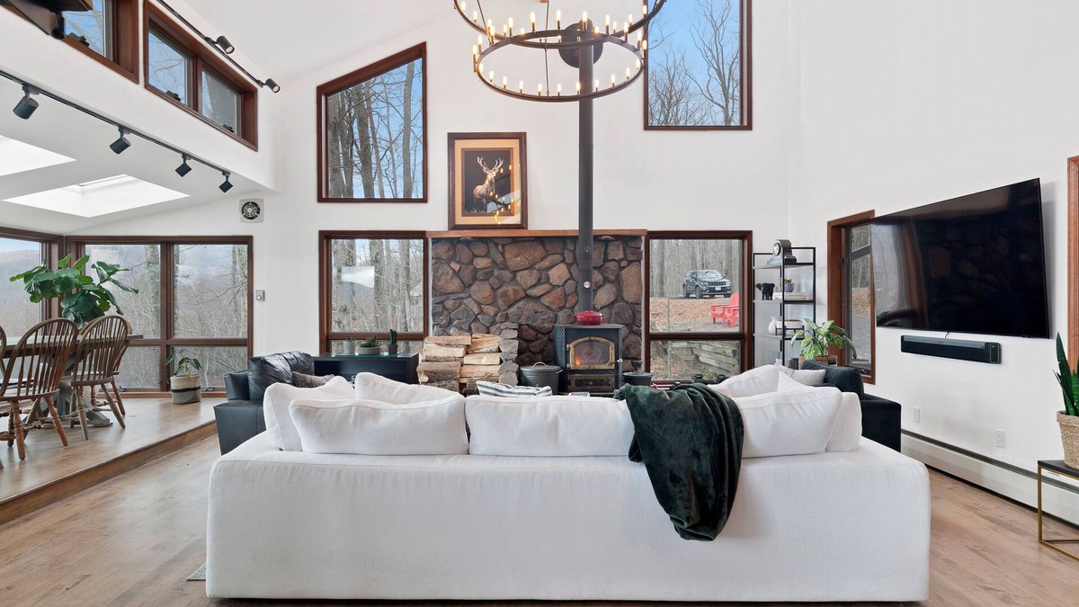 Tannersville Ski Chalet | 5 Star Gorgeous Cliffside Chalet w Panoramic Views