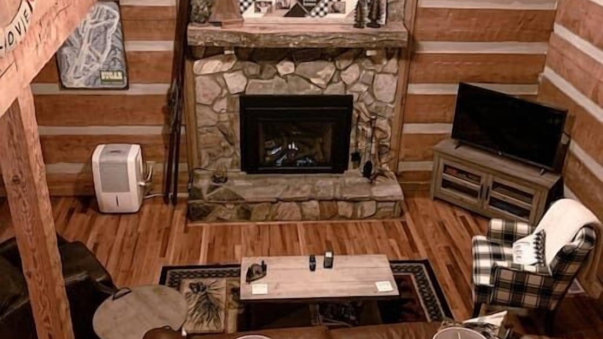 Seven Devils House | 5 Star High Country Hideaway Cabin hot tub Pet Friendly Pond Sleeps 8 Pond View