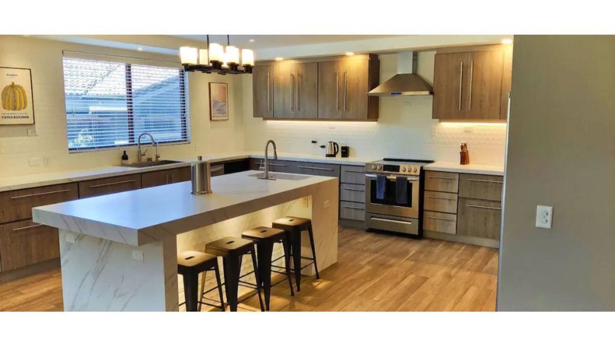 Santa Ana House | 5-star home near the airport