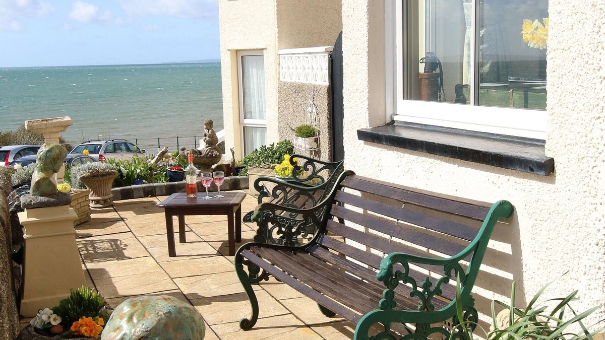 Criccieth House | 5 Star House in Criccieth. Sea Views. 1 minute from beach. Sleeps 8