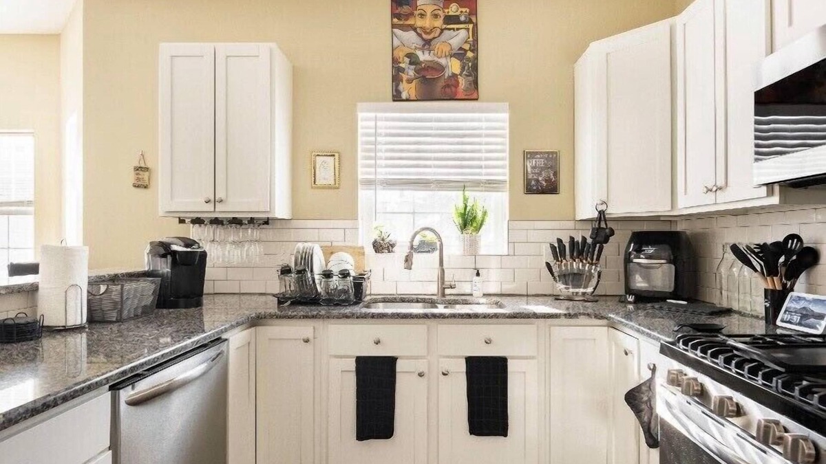 Wyandotte House | 5 star king bed newly constructed super comfortable home with a pool table