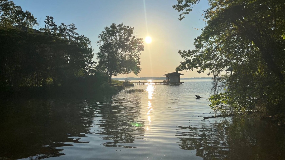 Centre Cottage | 5 Star Lakefront Cottage with Full Guest House on Lake Weiss - Sleeps 10-12