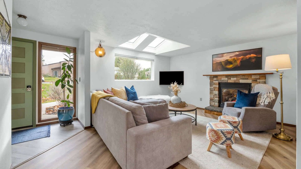 Moran Prairie House | 5 Star Location Central to Downtown & Hospitals - Light & Bright Mid-Century Hou
