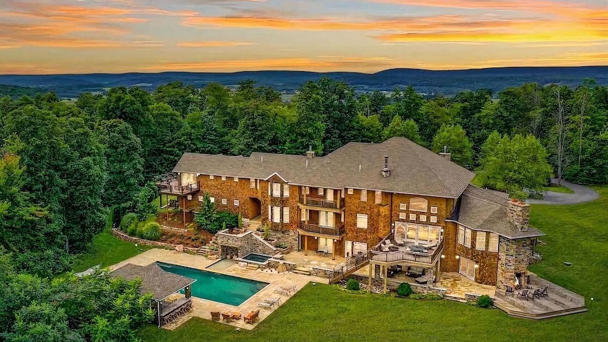 Brockton House | *5 Star LUX Retreat Sleeps 25+ Pool Theater Arcade