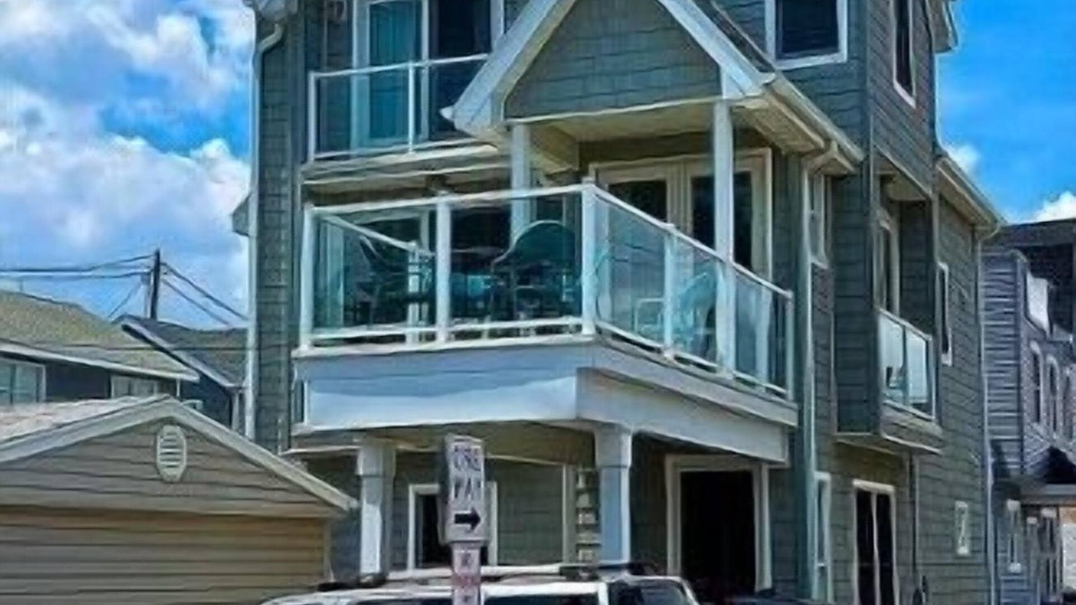Normandy Beach House | 5 STAR LUXURY HOME, 1 HOUSE FROM BEACH, OCEAN VIEW, 4 BEDROOMS, 2 FAMILY ROOMS
