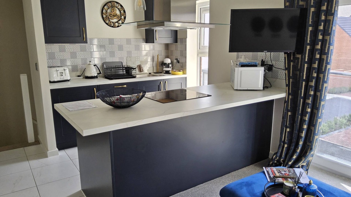 Doncaster House | 5 Star Luxury Small Cosy House with Lake View