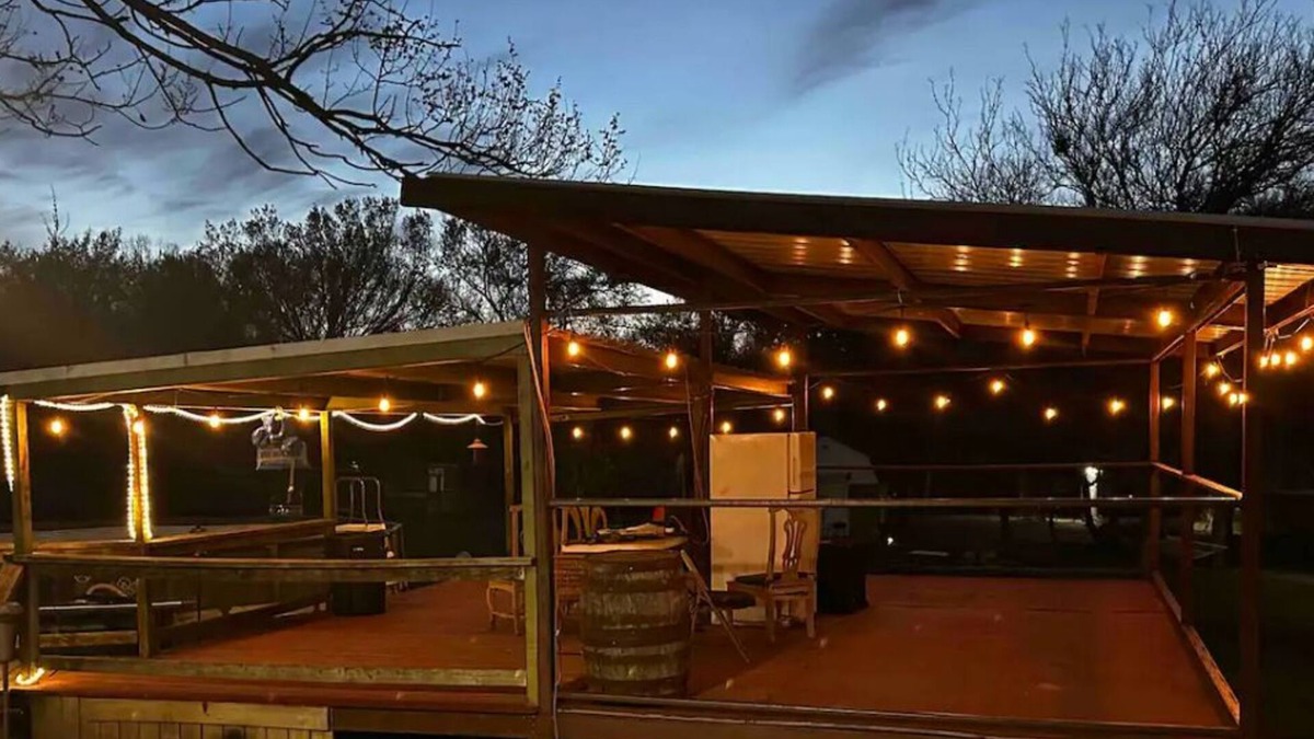 Azle Apartment | 5 star Luxury tiny house, peaceful, POOL with covered deck! kayaks, 1 gig WiFi!