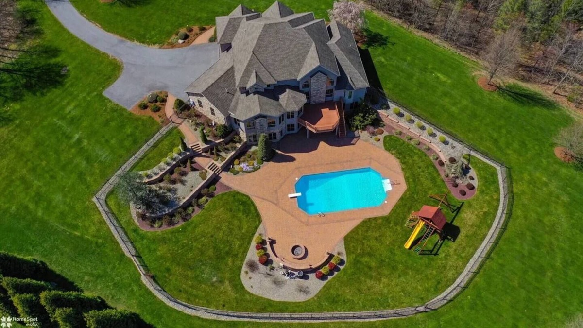 Brockton House | 5 Star Mountain Home Pool, Hot Tub, Arcade, Movie