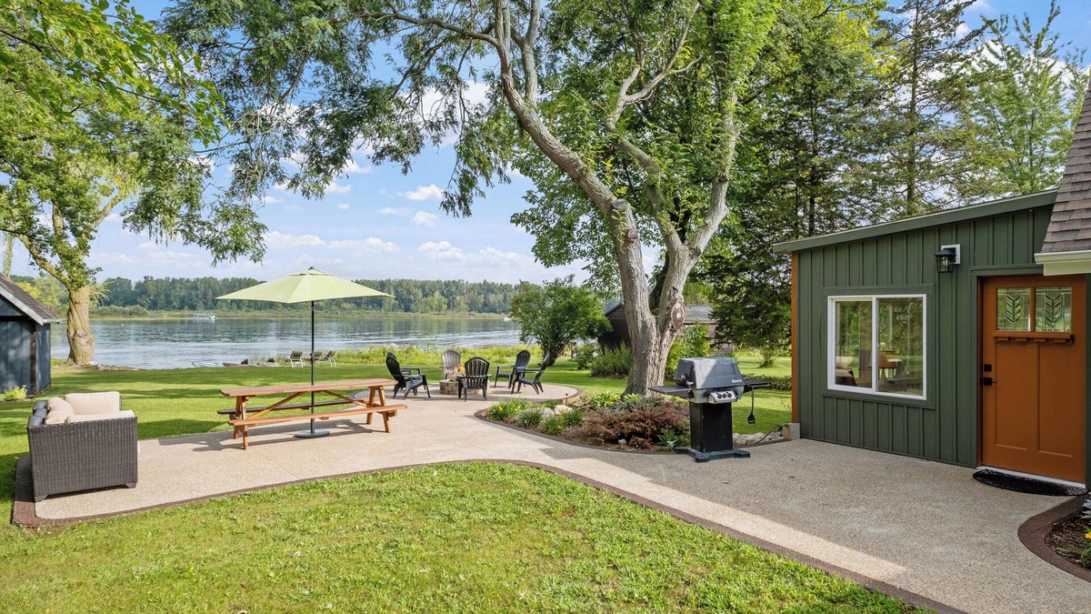 Lowell House | 5-Star Murray Lake Retreat: Stunning Views & Modern Comfort