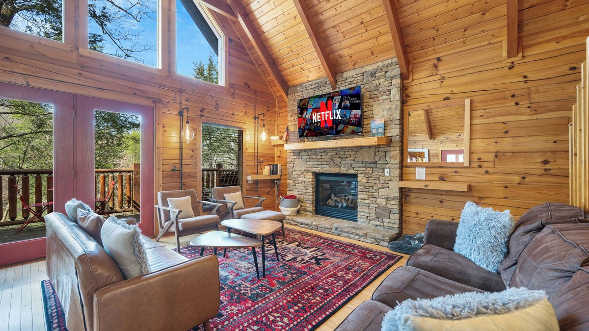 Pigeon Forge Cabin | 5 Star rated cabin, 2 min to Pigeon Forge, Pet-friendly, HotTub, Game room, Pool
