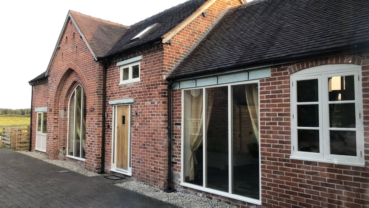 Amerton House | 5 star restored barn conversion-The Granary Dating back to 1604 -home from home