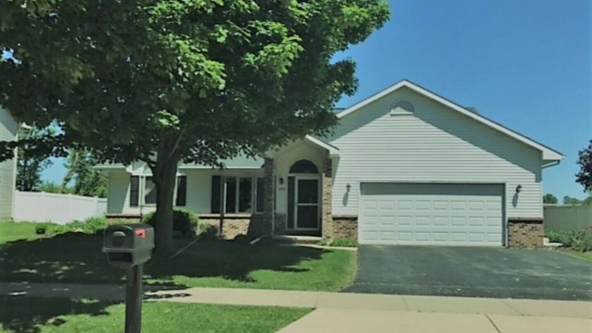 Oshkosh House | 5 Star Reviews, 5-Bedroom Home Sleeps 10, 3-Bath, Hot Tub, Game Room, So Nice!